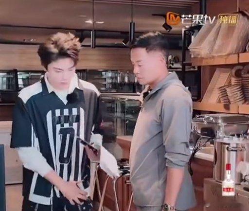 丁禹兮太有梗了 中餐厅 丁禹兮在节目里真是笑料不断，随口一句话就是梗，让人捧腹不