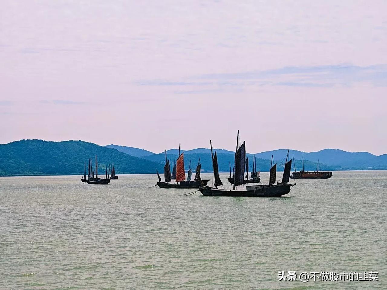 外围史诗级大涨催化A股！科技主线领涨，短线把握高抛低吸节奏
 
隔夜外围市场迎来