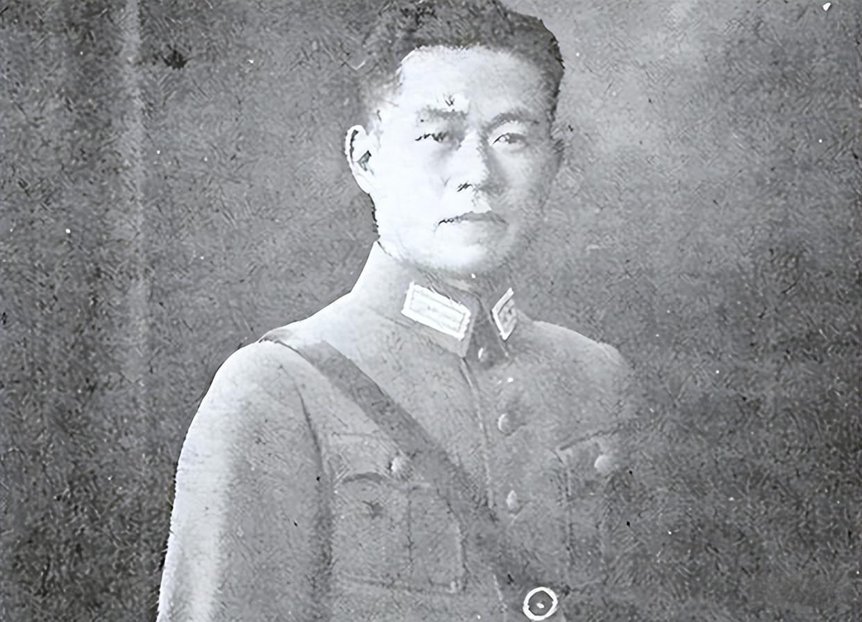 1949年，邱清泉战死后，妻子带着孩子逃命到福建，准备去台湾，就在上船前，次子却