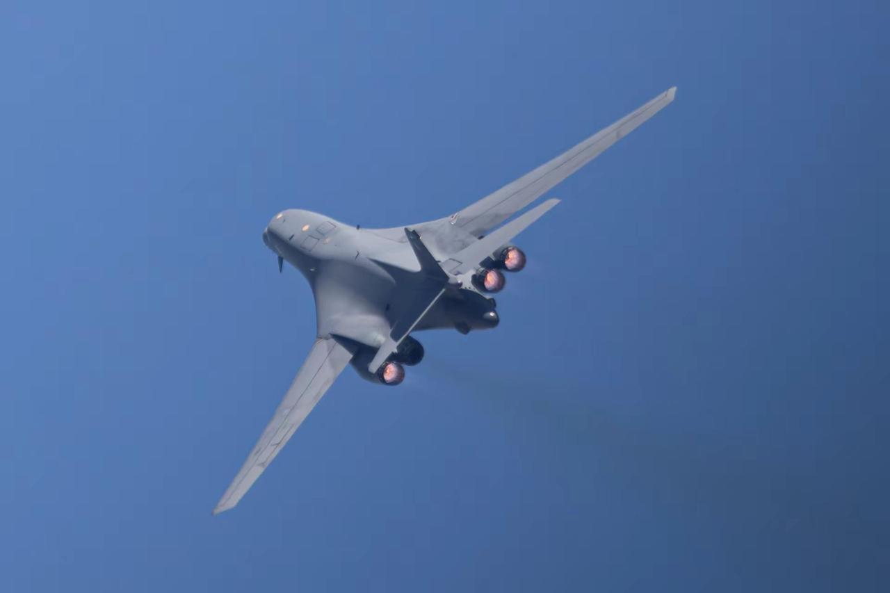 轰炸机惊喜现身德州航空展，进行了飞行表演轰炸机 航空展