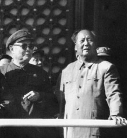 1976年9月8日，毛主席病危，他吃力地握笔写下“三”，又敲了3下床头，陪护人员