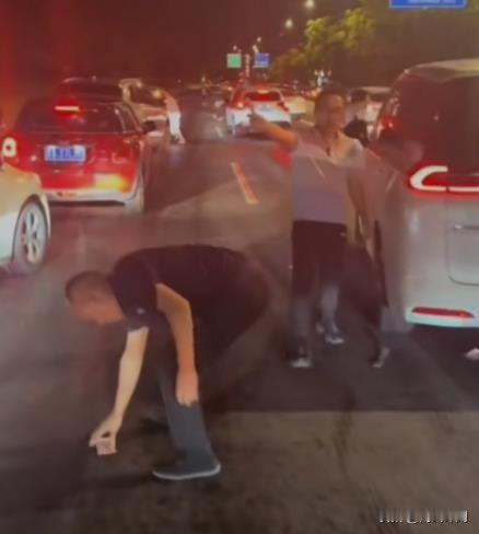 9月24日，南京的繁华街头突发一起令人震惊的事件，大量崭新的百元大钞如同雪花般洒