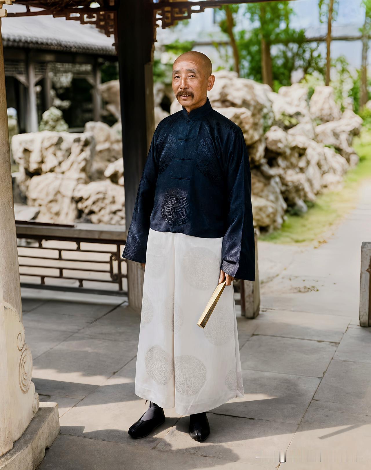 一九二七年，在北京张大帅府的张作霖。这不是演戏，也不是演员所饰演，确是张作霖他本