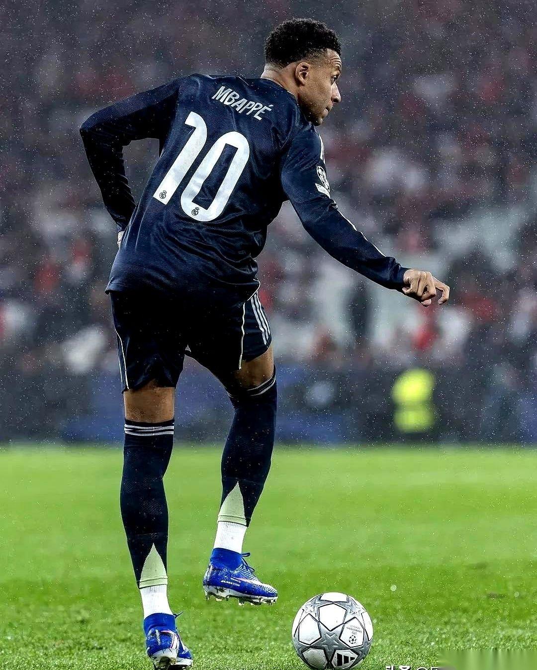 皇马主场1-2输给拜仁。
但比分牌更扎眼的，是维尼修斯带球冲到禁区，身边姆巴佩空