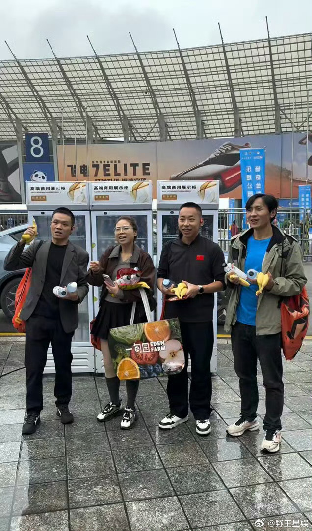 成都马拉松惊现为爱发电站 不止选手在发光！张小狮用车上的电为爱发电，在赛场边上设