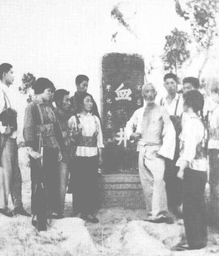 “梅花镇惨案”幸存者张玉振以亲身经历讲述惨案经过，控诉日军的罪行。