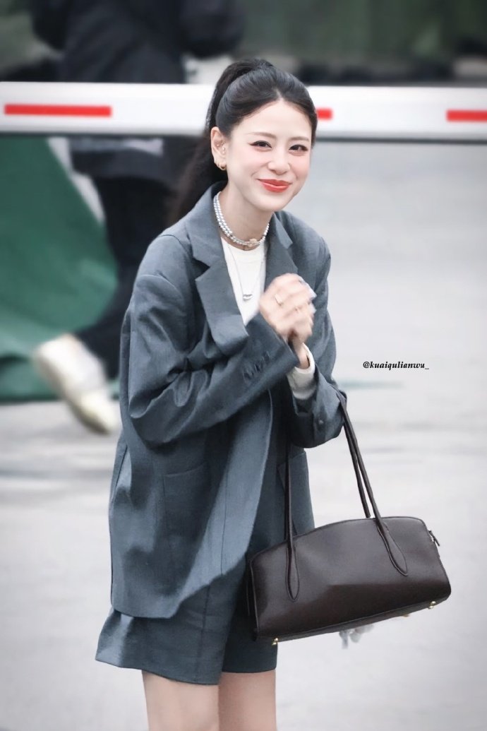 江语晨肘击粉丝江语晨也太真实了吧，听错后的反应又憨又甜，瞬间圈粉无数。江语晨把收