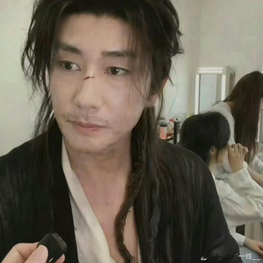 赵露思爸爸古装造型亮相，参演女儿监制新剧《我就不是NPC》 