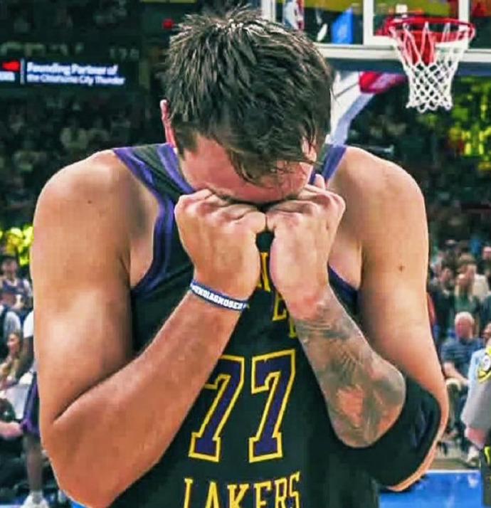 东契奇的腿筋拉伤：
一级拉伤：10天左右
二级拉伤：30天左右
三级拉伤：3-6