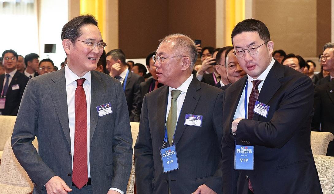 1月5日，在北京钓鱼台，三星电子会长李在镕（左起）、现代汽车集团会长郑义宣和LG