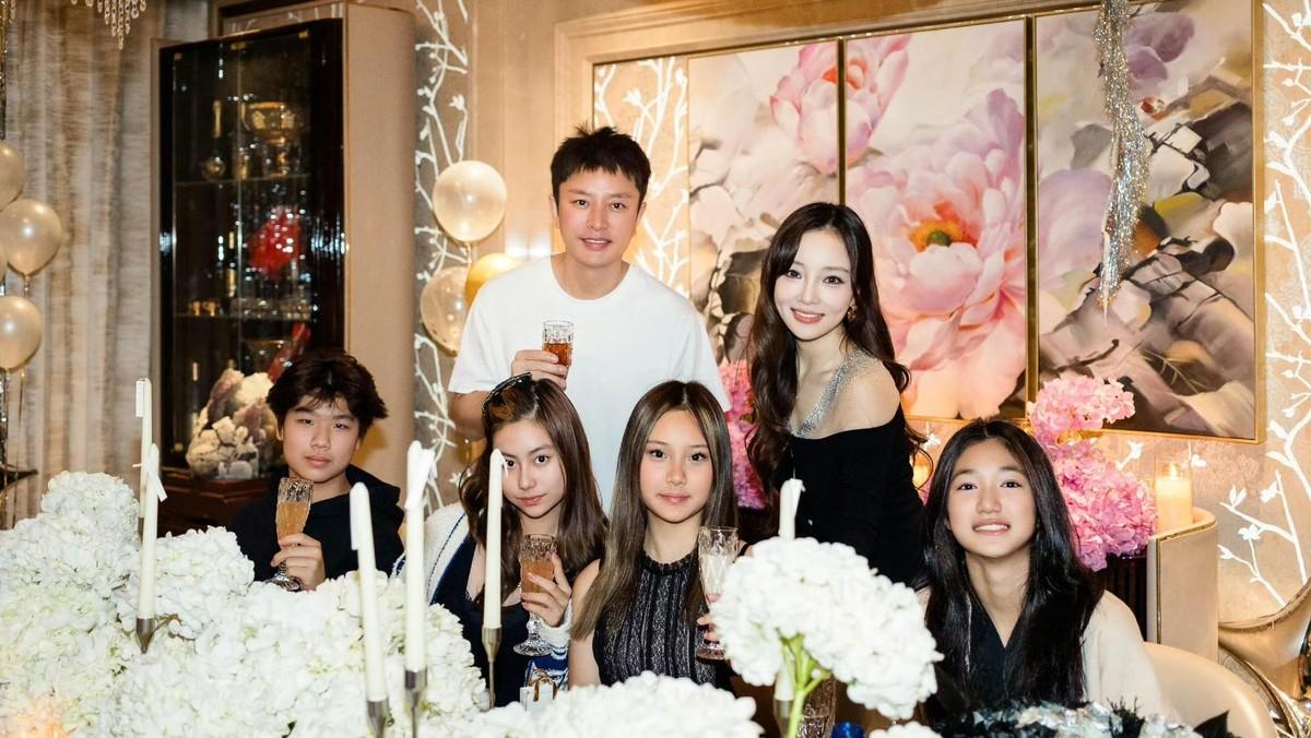 10月24日那组生日照一出来，很多人光盯着小姑娘的裙子看。可你仔细瞅瞅旁边那三位