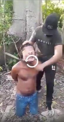 据墨西哥媒体报道，武装黑派组织CJNG 通过视频直播将一名背叛其指挥官的男子斩首