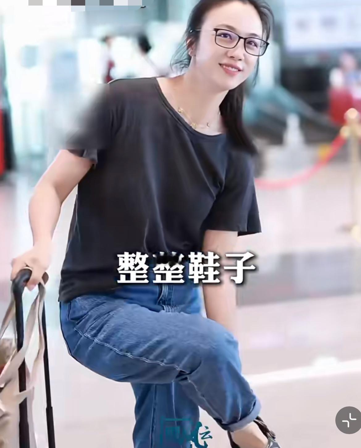 原来汤唯早就结婚了，
嫁的是韩国人女儿都9岁了
她45岁在机场被偶遇简单的纯色t