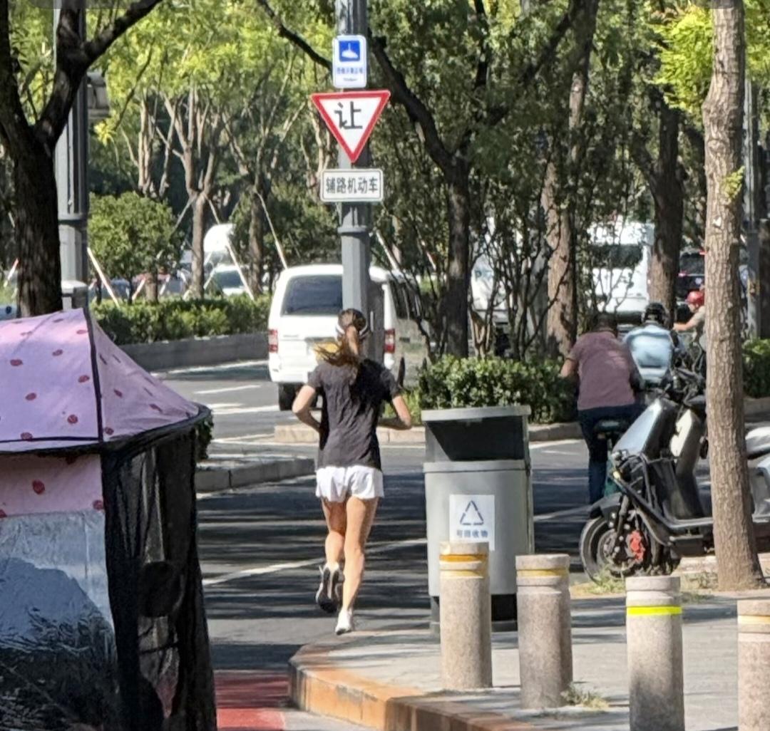 谷爱凌北京街上跑步，
黑短袖配白短裤，
扎着高马尾，
一点偶像包袱都没有！

背