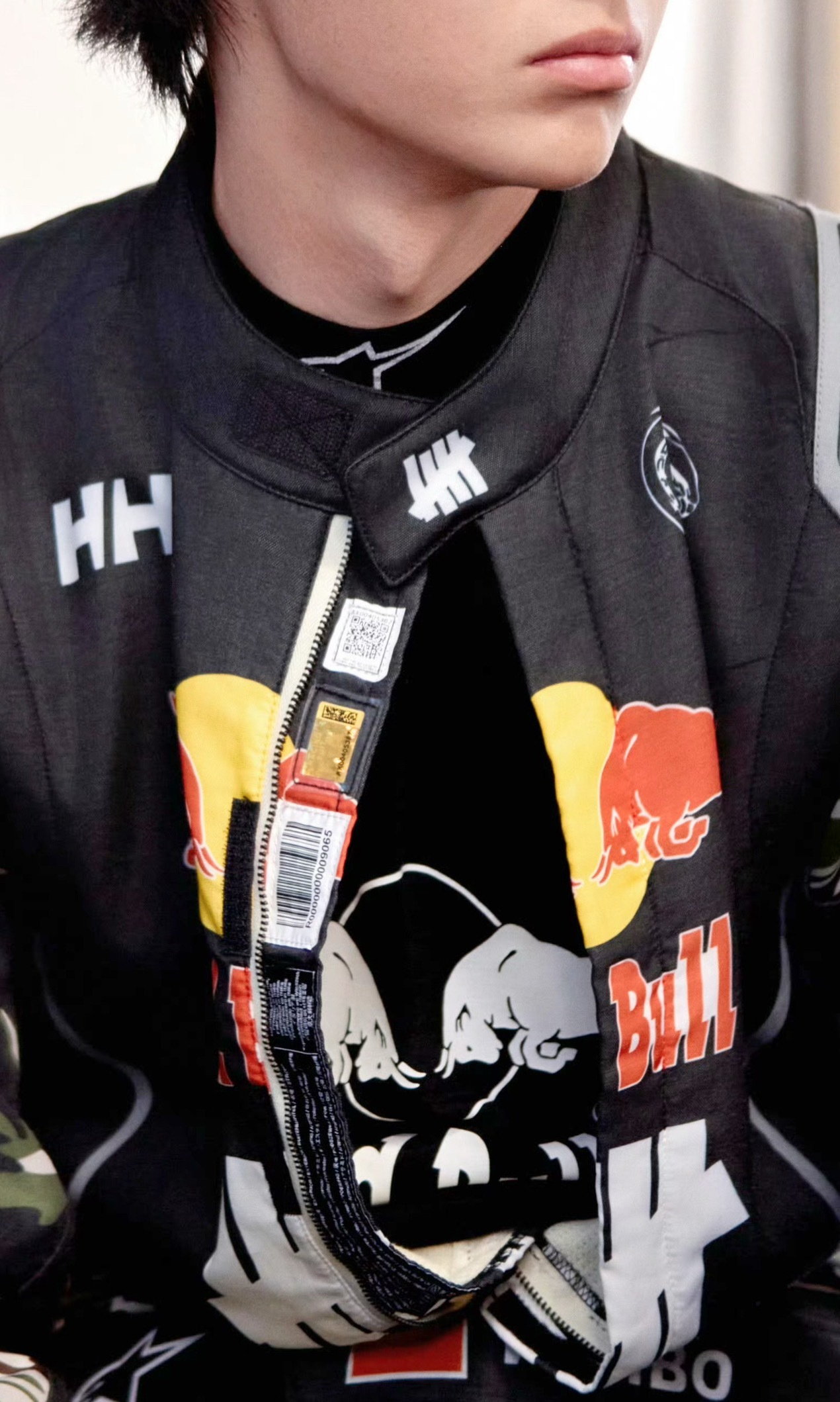 里面阻燃衣也是红牛呀 快点脱掉让我看看新皮肤王一博