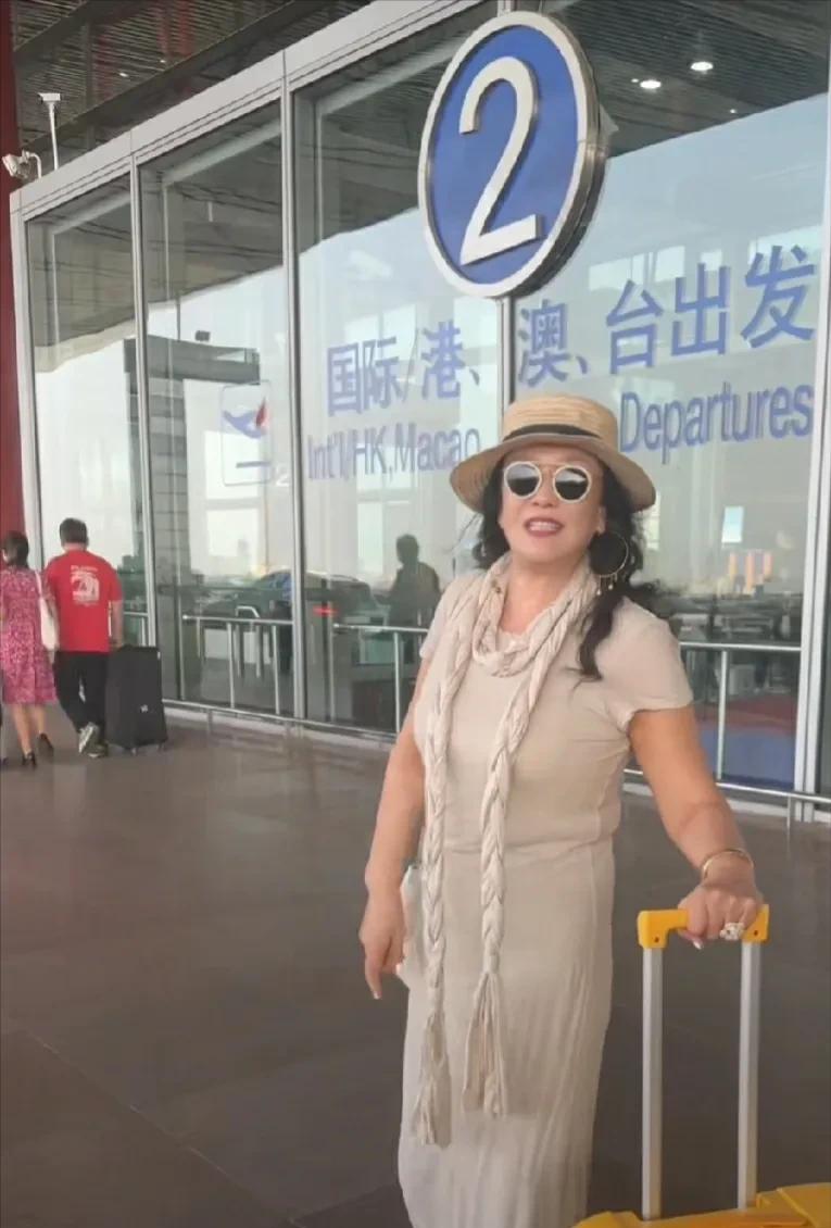 张兰终于不用被前儿媳拿捏了！现任儿媳贴心出手为其办台胞证，现已高调飞台看孙女孙子