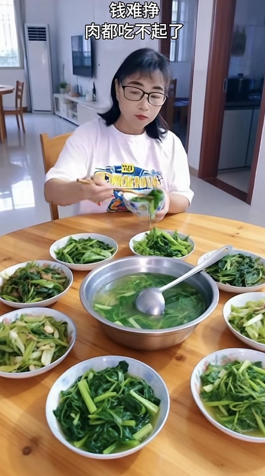 钱难挣没有钱买肉吃了[捂脸]
男人过中秋节回家的时候，老婆给他炒了九个菜，端上桌