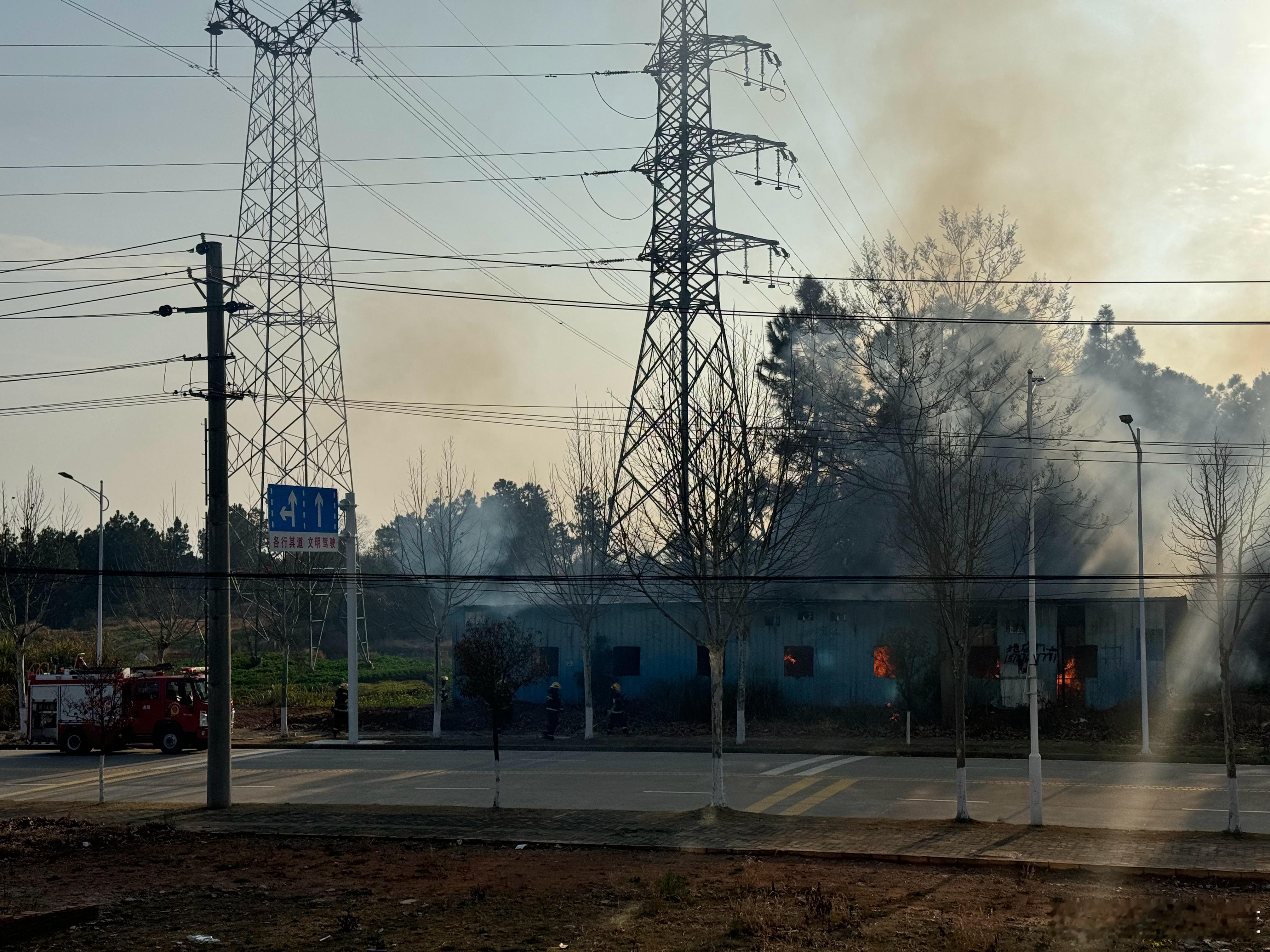 最近刷到几个起火视频没想到今天发生在我旁边就在我家后面 集装箱着火打了119电话