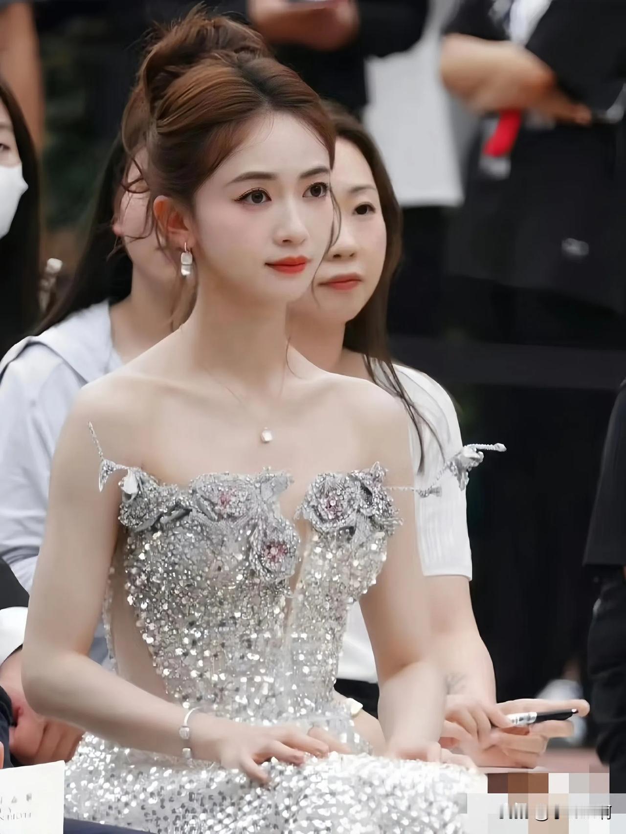女明星是真拼啊。结婚后的吴谨言也太心酸了，才生完小孩没两个月就要复出了。
如果婚