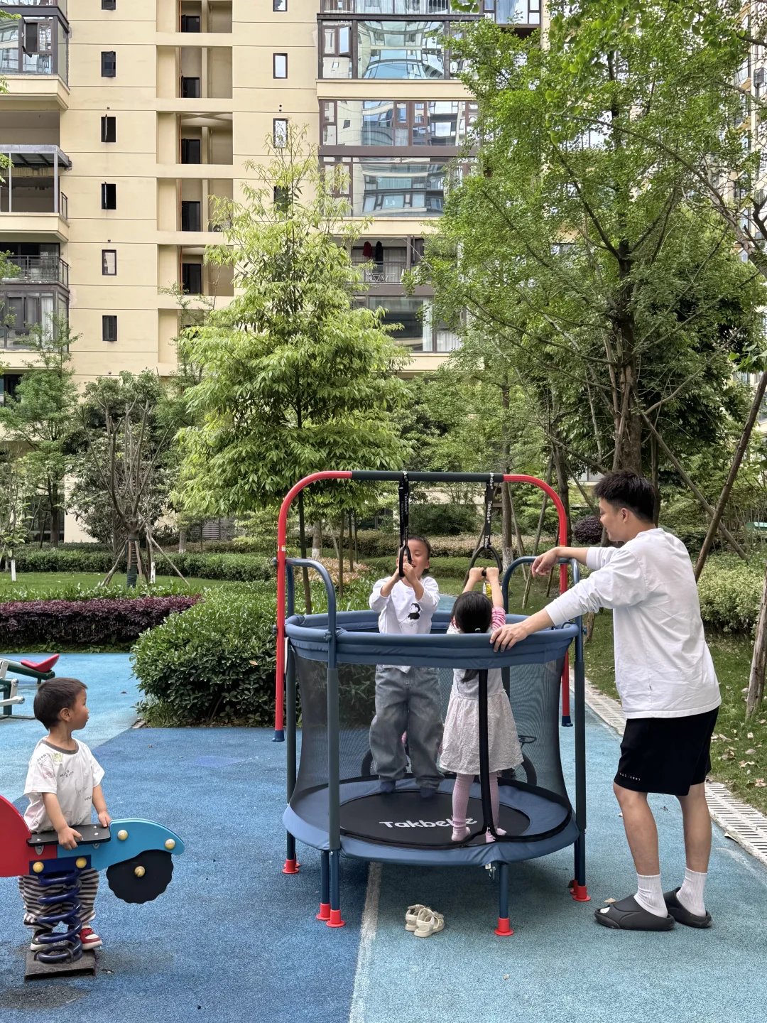 谁懂啊！放了张蹦床在一楼，娃们天天来报到🤣