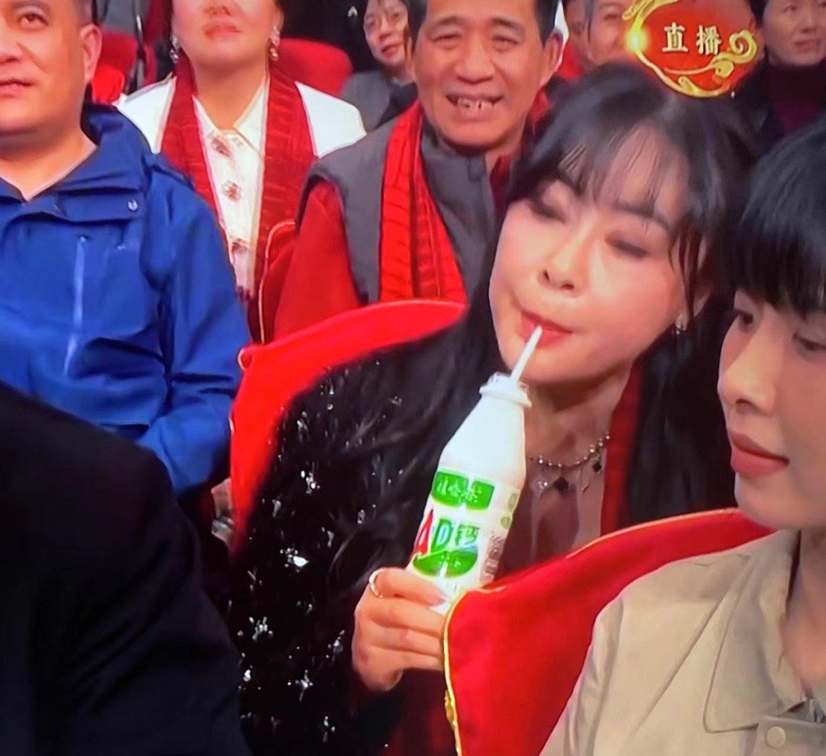 #春晚段子大考##春晚#吃瓜摸鱼喝配上AD钙奶更好吃~ ​​​