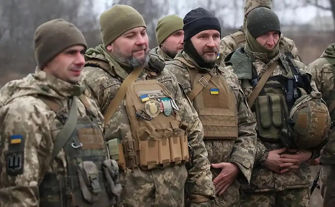 泽连斯基终究还是低头了。苦撑四年，家底都快输光了。人口骤降1500万，外援彻底断