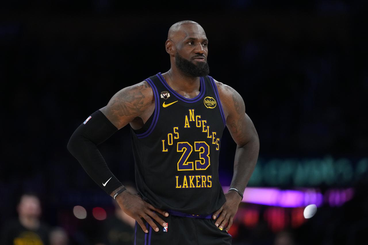 里夫斯5年2.4亿续约，詹姆斯离开湖人倒计时？
据湖人媒体《Lakers Dai