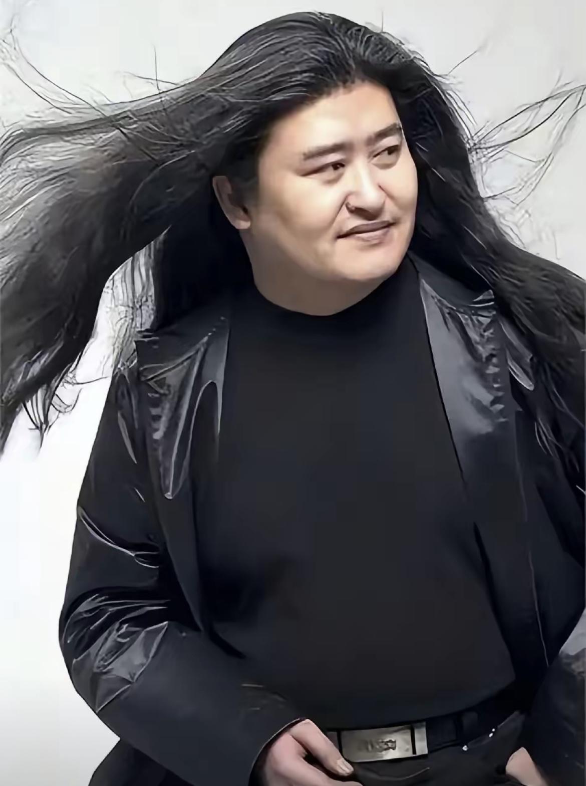 刘欢留了几十年长发，真相终于不是秘密了，不是什么艺术范儿，也不是刻意立人设。
