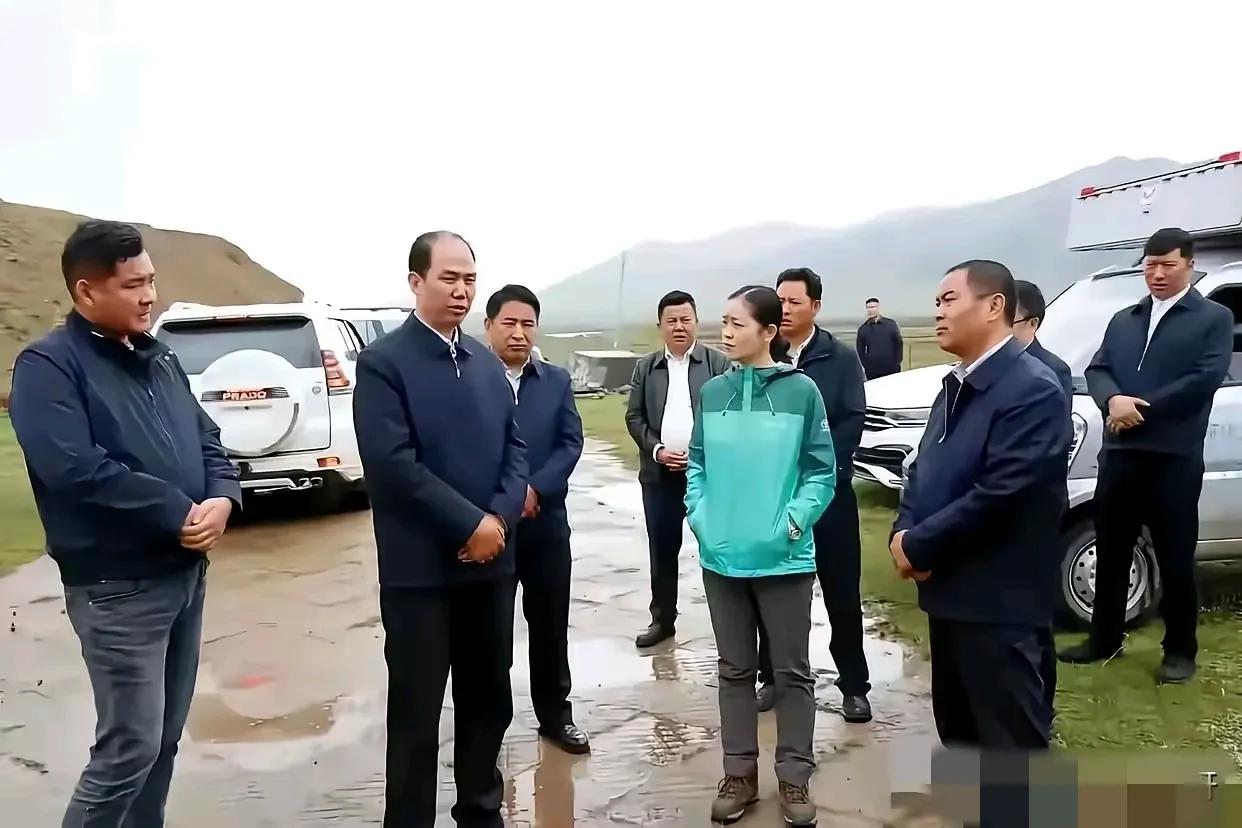 这张图，你能看出哪个是领导吗？