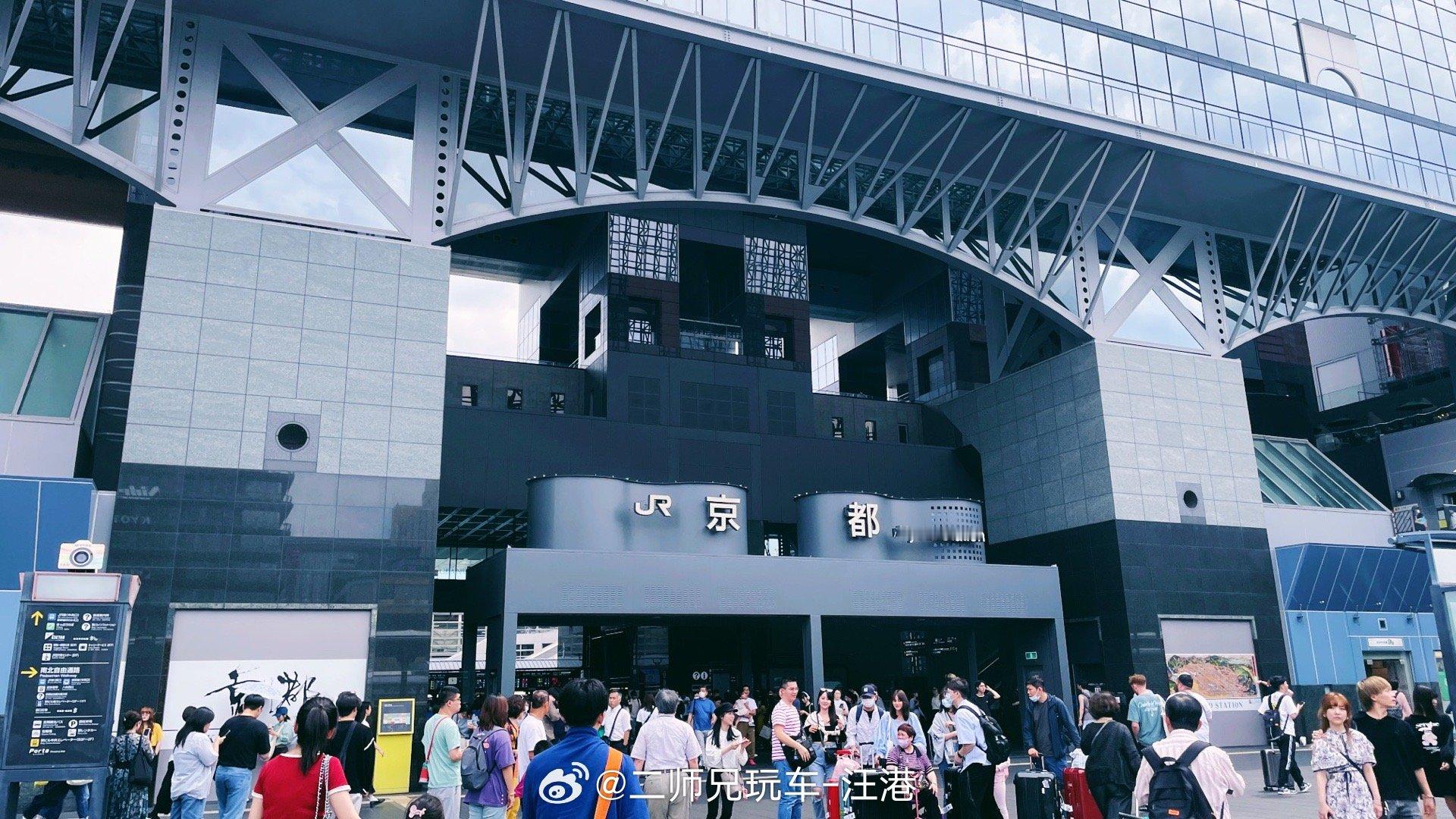 逛完京都塔后顺路从京都火车站转道奈良，日本的各种JR、新干线、市营地铁、近铁电车