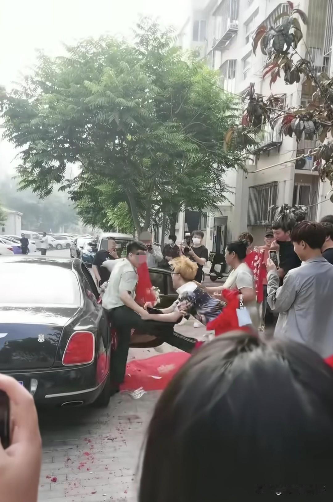 带定位聊本地新鲜事这一脚下去，发小的情分都没有了