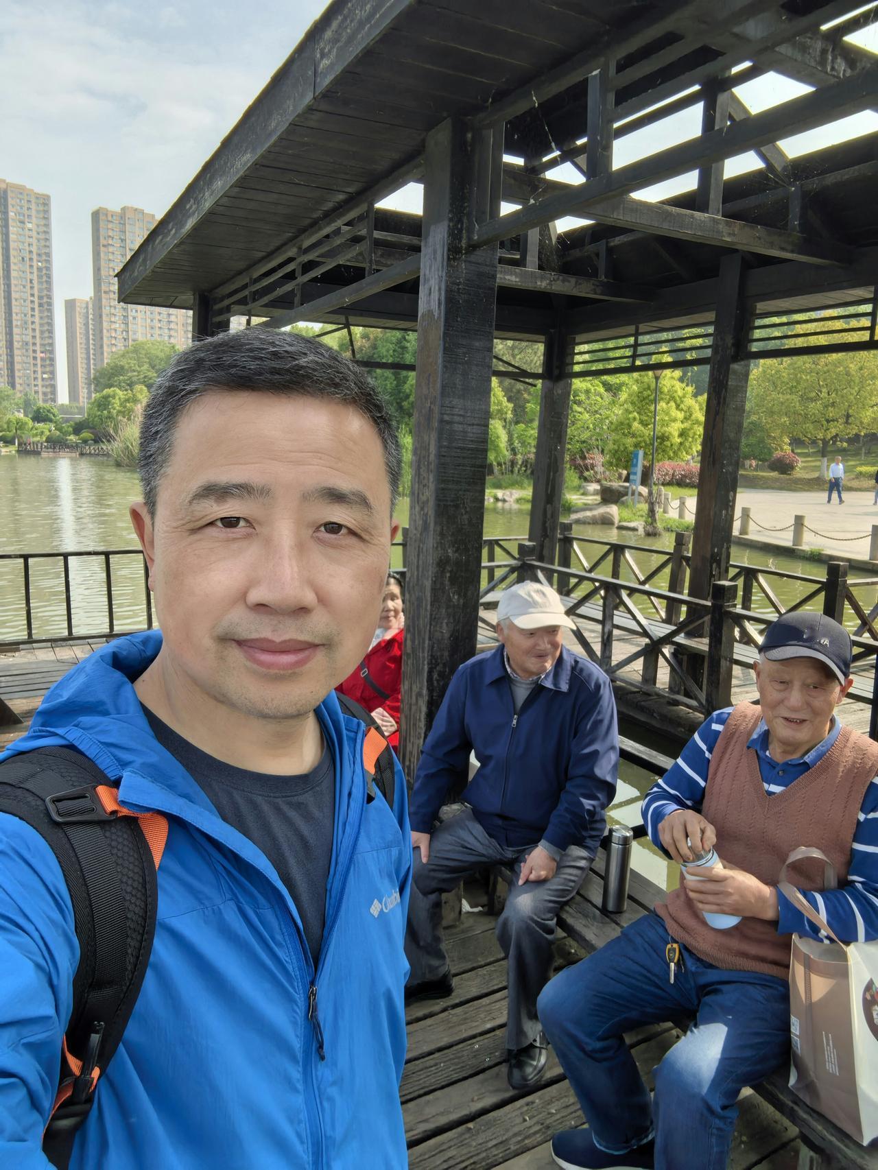 酒龄四十年，戒酒280天。
昨天去看望了当年带我的两位老师傅，如今都已是80岁的