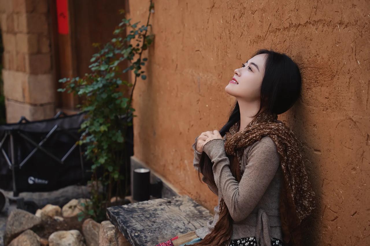 墙外红叶落，秋意入画来。