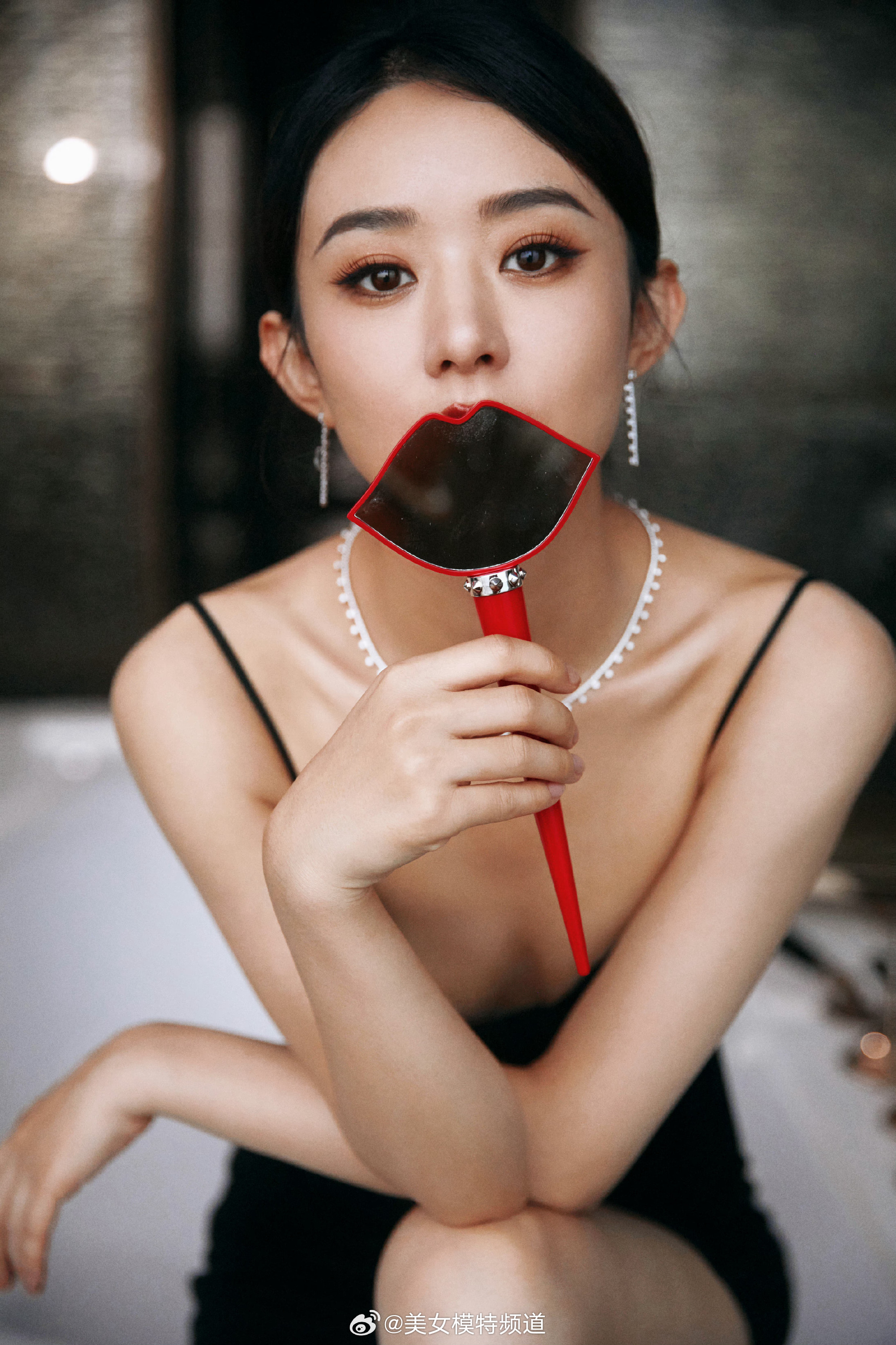 赵丽颖吊带裙写真 