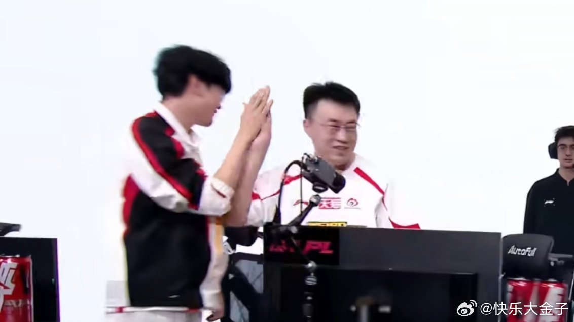 Jiejie与Xiaohu赛后快乐击掌！赵礼杰抢龙已经懒得说了，LPL第一把狼人
