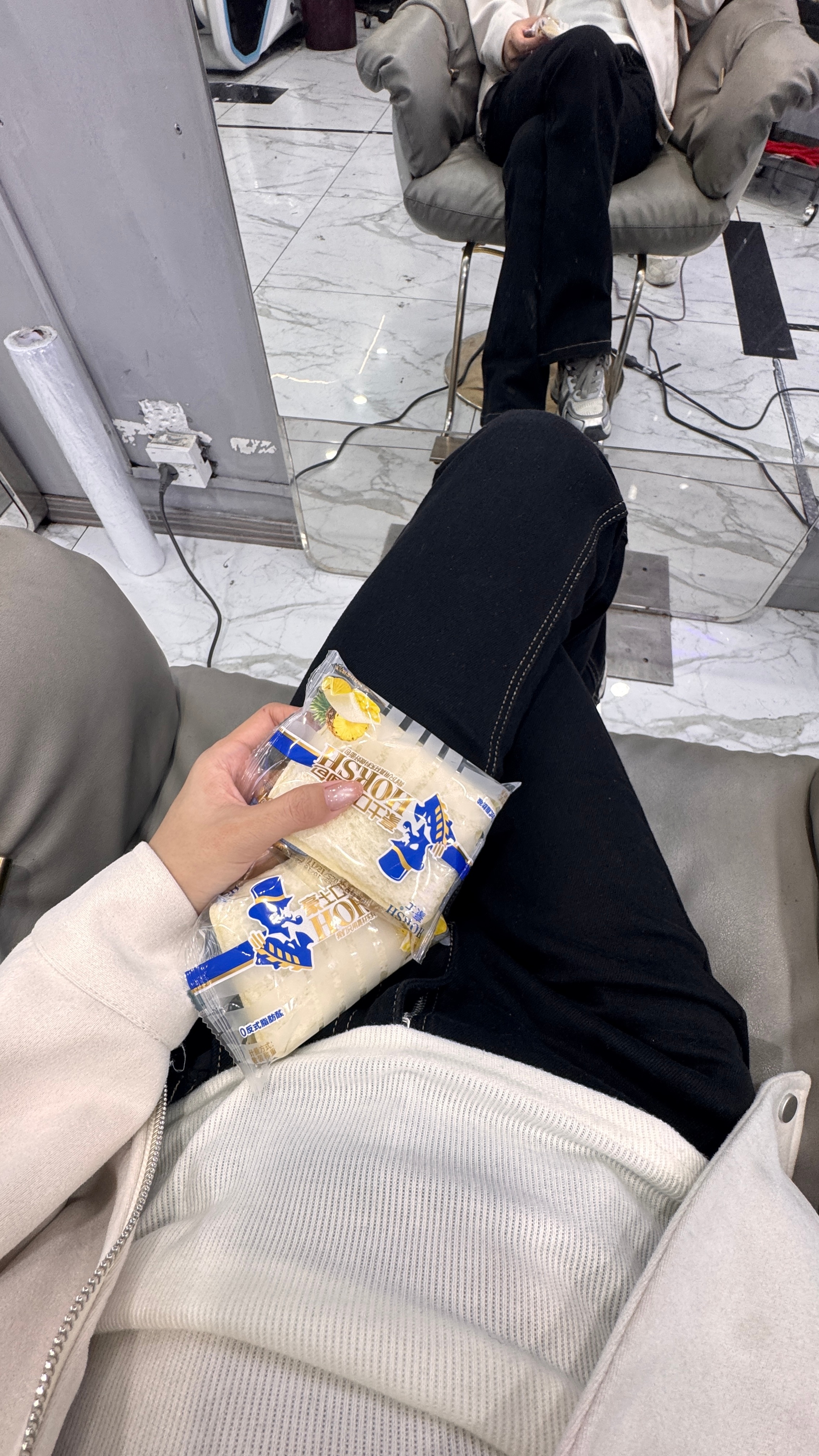 受不了惹 想哭给我洗头的弟弟比我小十岁 和我的学生们一样的年纪已经出来工作一年了