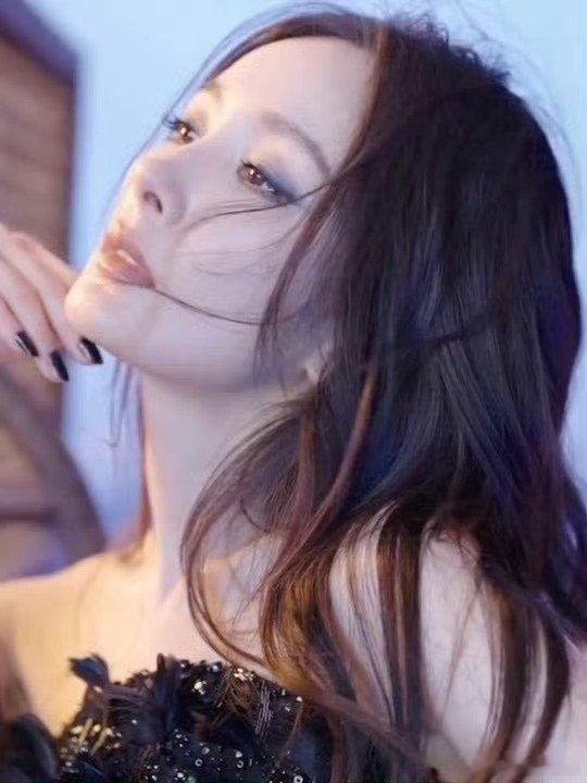 杨幂八年八登费加罗  杨幂穿高定登费加罗闭年刊   美得我昏厥了，呜呜，斯哈 