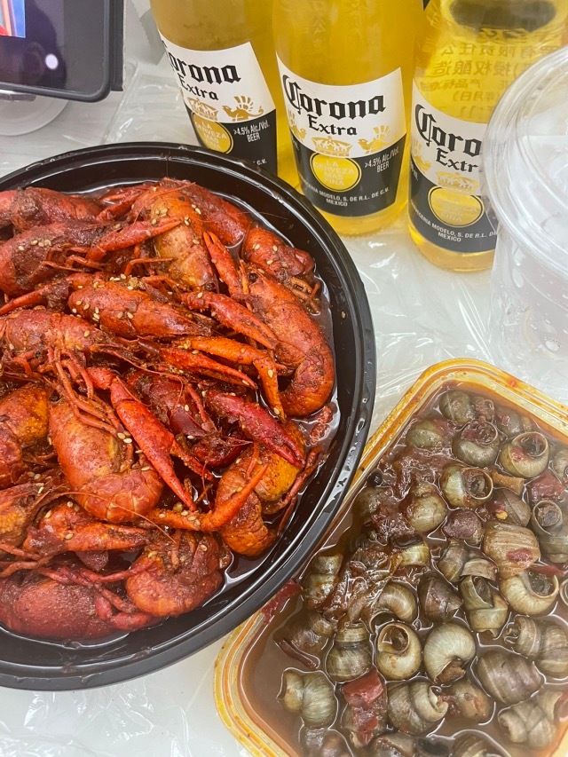 烟火小食 冰美式伴曾沛慈 晚上好，龙虾配啤酒，真是绝配呀。你今晚吃什么呢