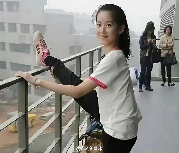 奶茶妹妹胜在清纯，但长得也不是太惊艳 