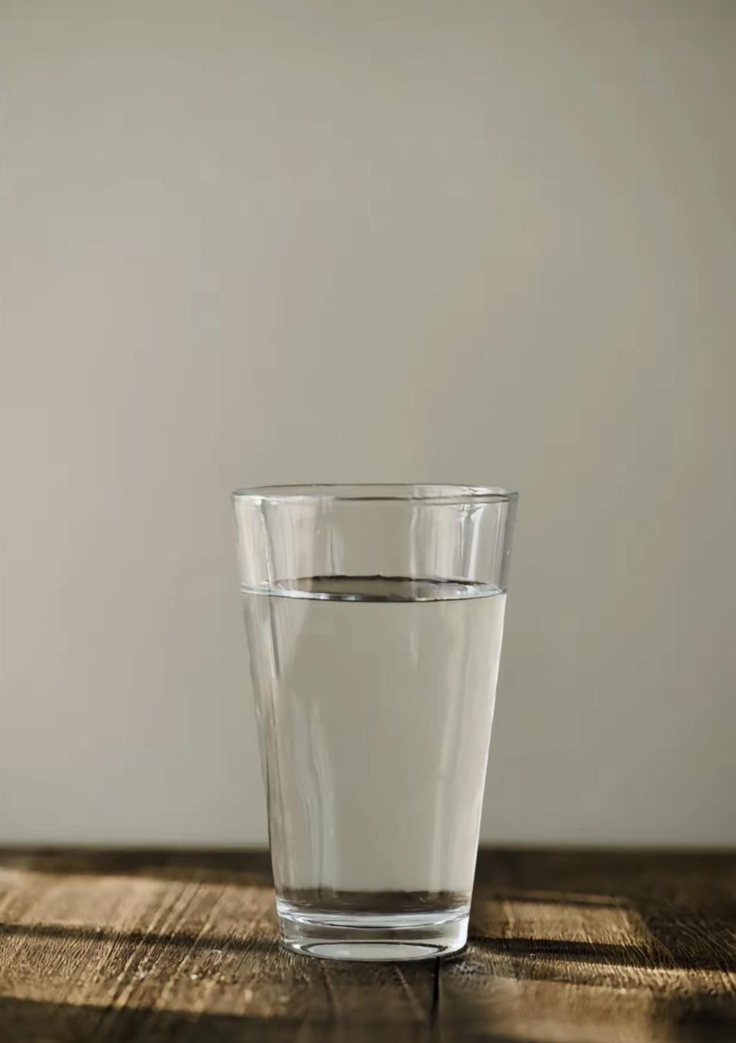 我叫小明，今年二十，最近真是倒霉到家了。一周前开始打嗝，一开始没在意，结果越打越