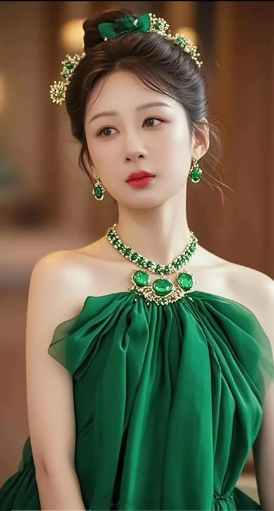 杨紫还是适合这样的妆容的清新脱俗 可爱漂亮点缀一件绿色裸肩连衣裙就非常的漂亮了杨