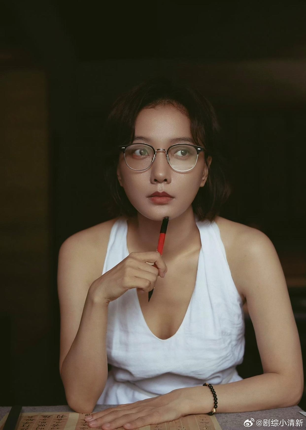 王珞丹山间练字照也太文艺了！不愧是内娱文艺女，字写得潇洒又有劲儿，还被《笔尖上的