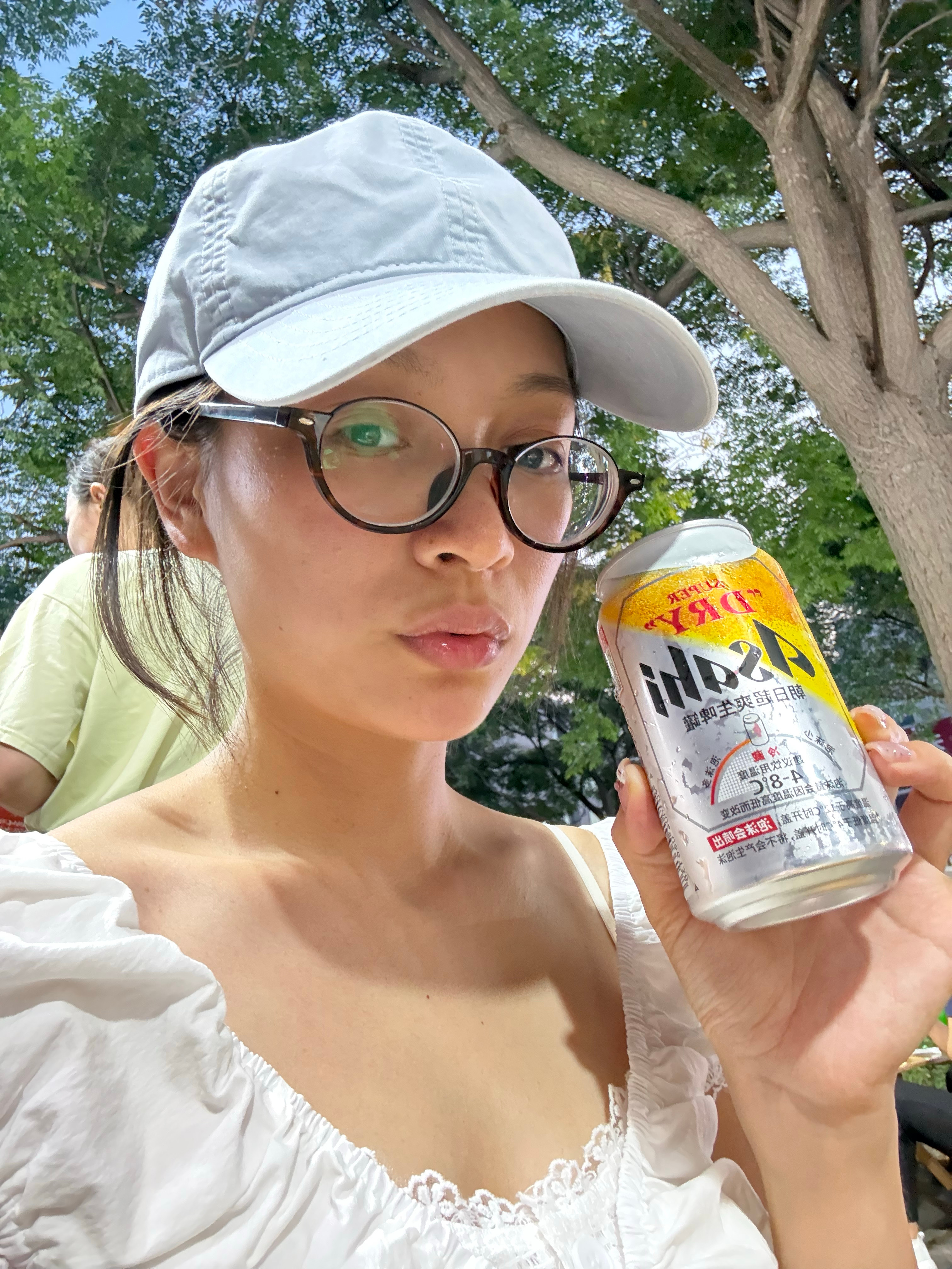 总是会被平凡的小事打动，比如随口夸了句这个啤酒好喝，再次坐在一起吃饭的时候，这个