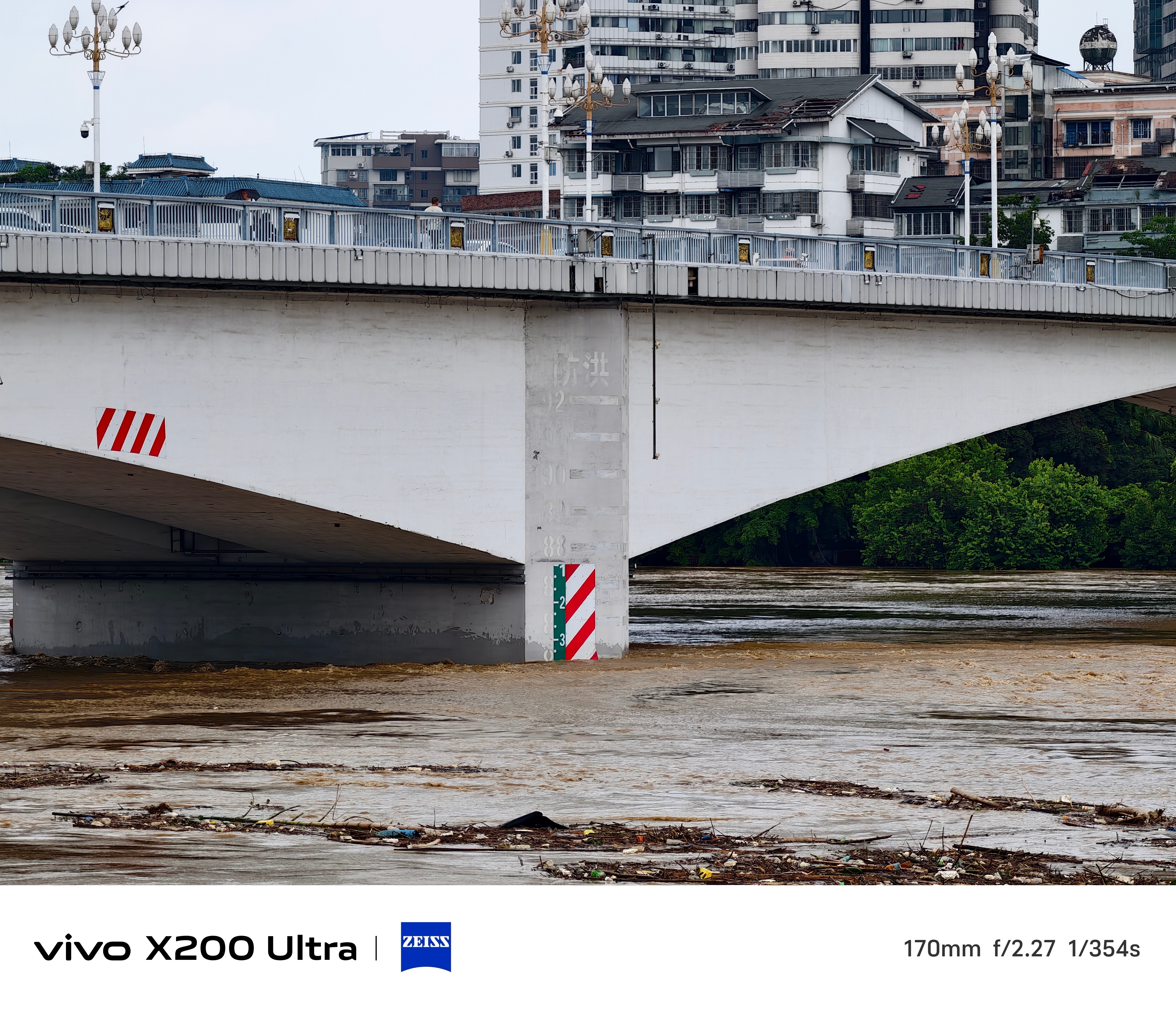 柳江2026年第1号洪水 洪峰过境，水位接近86米，江面上漂浮着上游被冲下来的杂