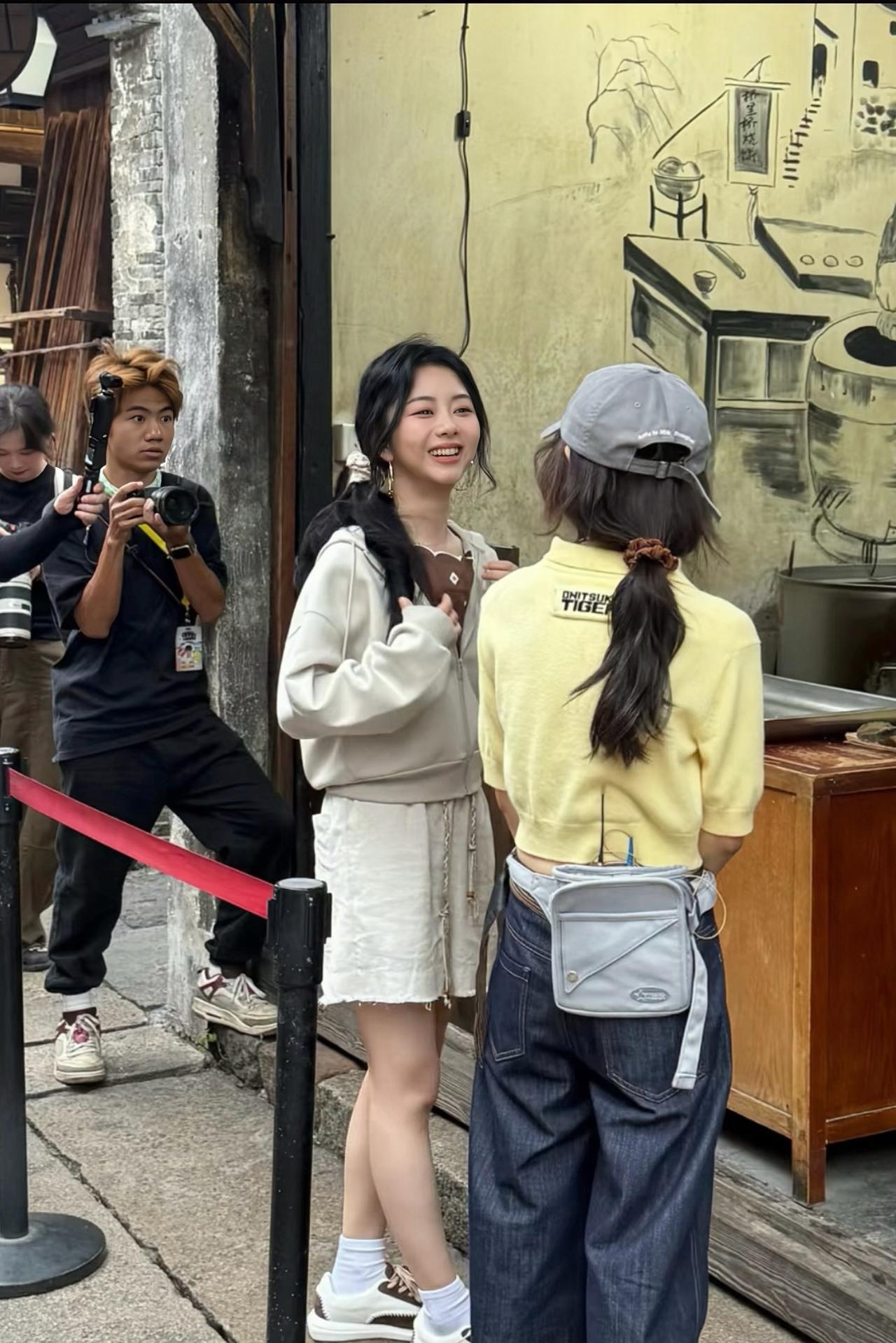 9月18日，有位网友晒出在乌镇，偶遇谭松韵的画面。

背对着镜头的是张子枫，谭松