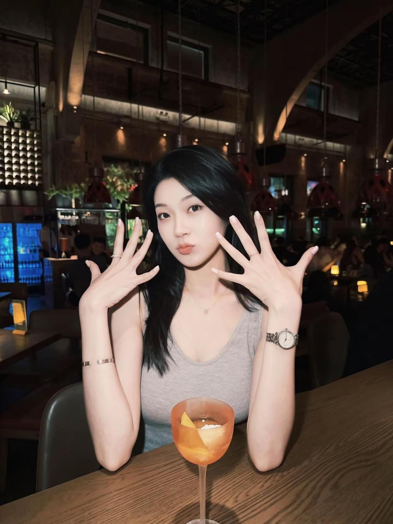 赵雷说女孩子应该是自由的 是浪漫的 是独立的 是不愿将就的 是对未来充满期待的酒