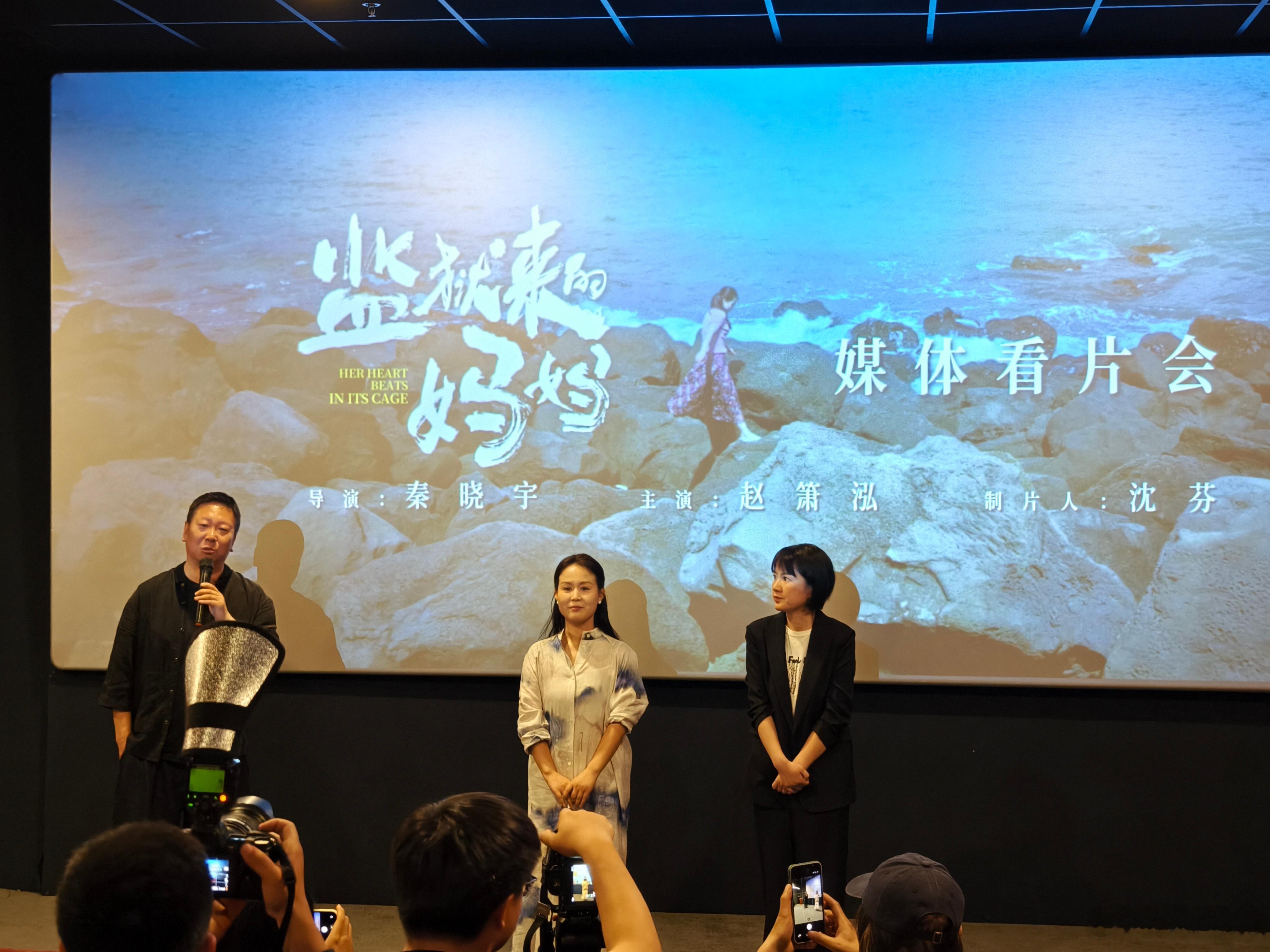 监狱来的妈妈 一种模糊了故事片和纪录片边界的创作。文本确实是编写的，镜头捕捉的画