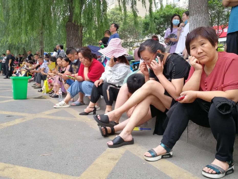我认为家长陪考不能一概而论，要结合孩子实际情况决定。
心态脆弱、容易紧张的考生，
