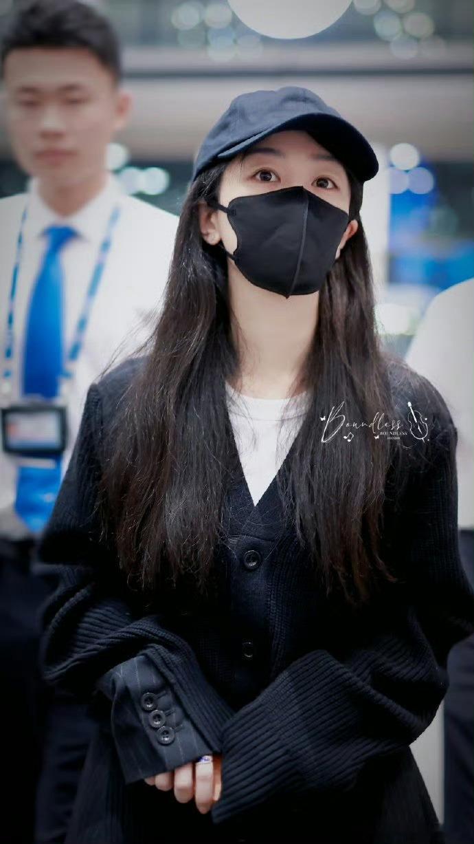 #杨紫素颜出发巴黎#期待杨紫在巴黎的表现～紫妹在飞机上好好休息，拿出最好的状态（