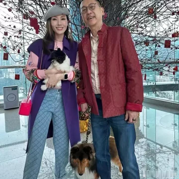 李嘉欣的衣服都是贵的，但能被她搭配成全都不好看也是不容易啊 